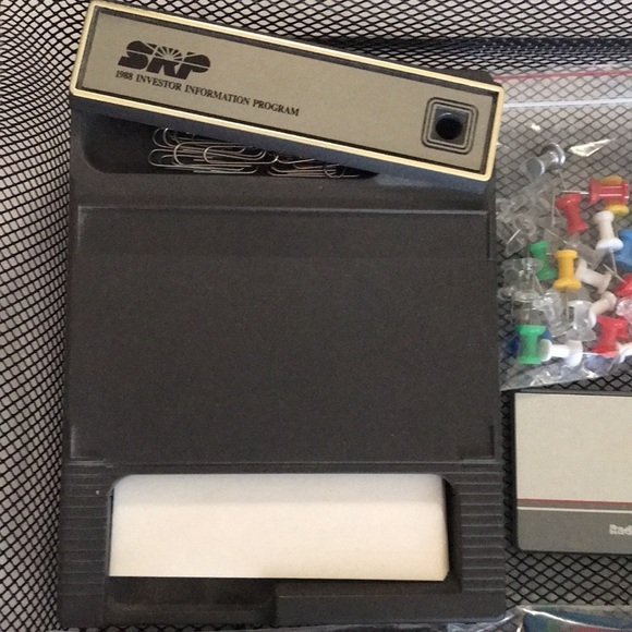 Mesh letter tray and office supplies - Picture 2 of 7